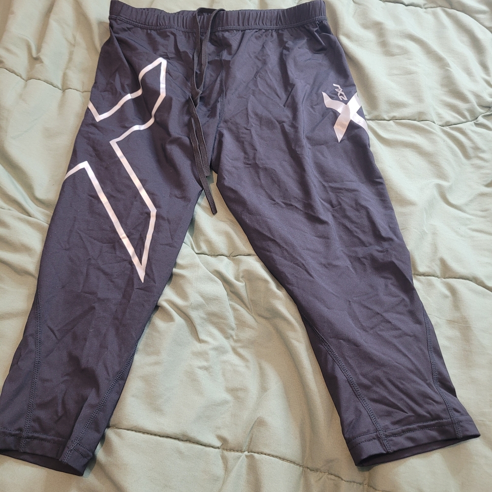2XU Large Black Compression Capri Tights with White Logo Quick Recovery Chic